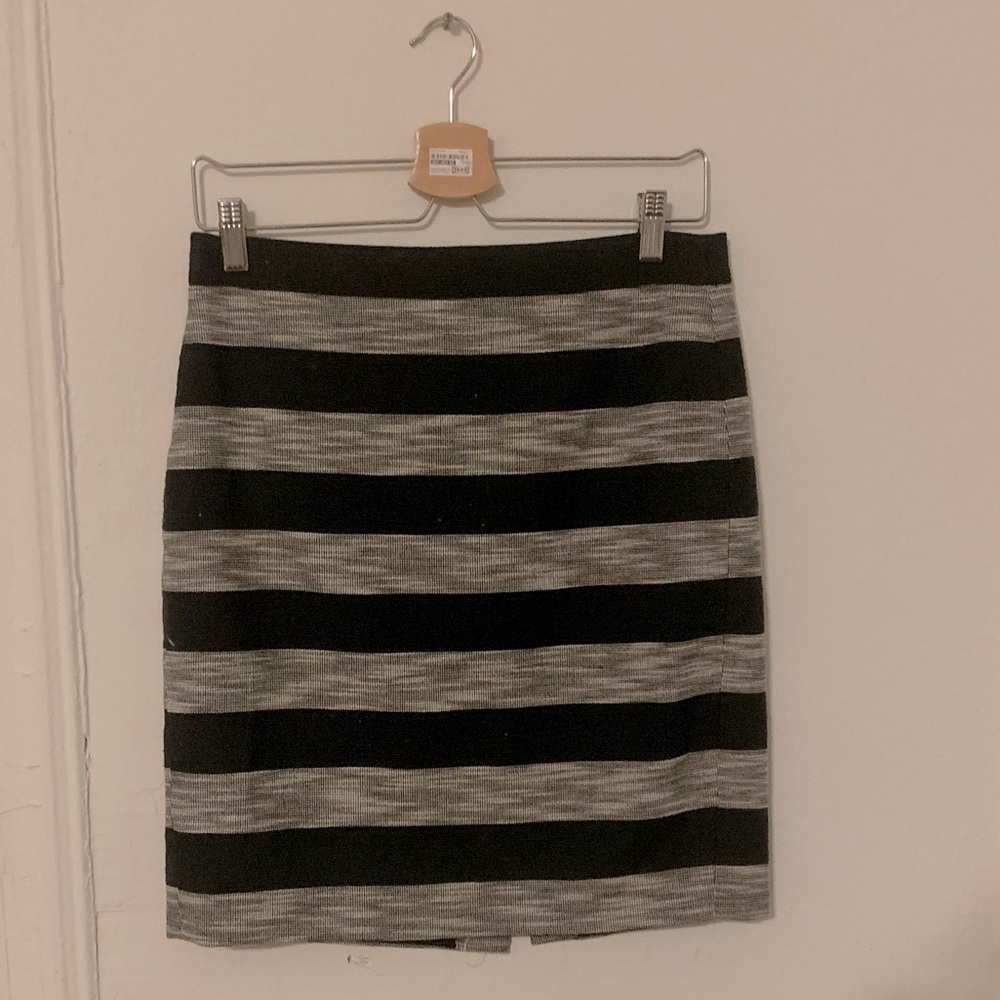 Put on some stilettos and show off those KNEES! Size 6P miniskirt